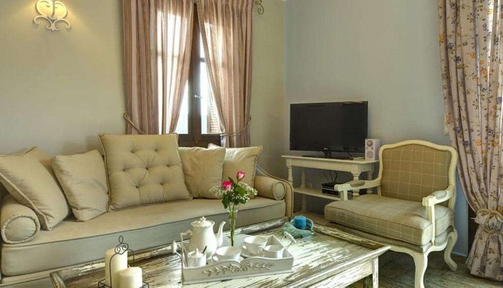 TV a/nebo společenská místnost v ubytování Adastra Ithaca Luxury Suites