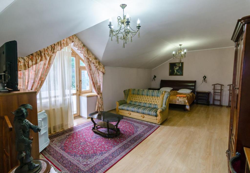 sala de estar con sofá y cama en Chayka House, en Yalta