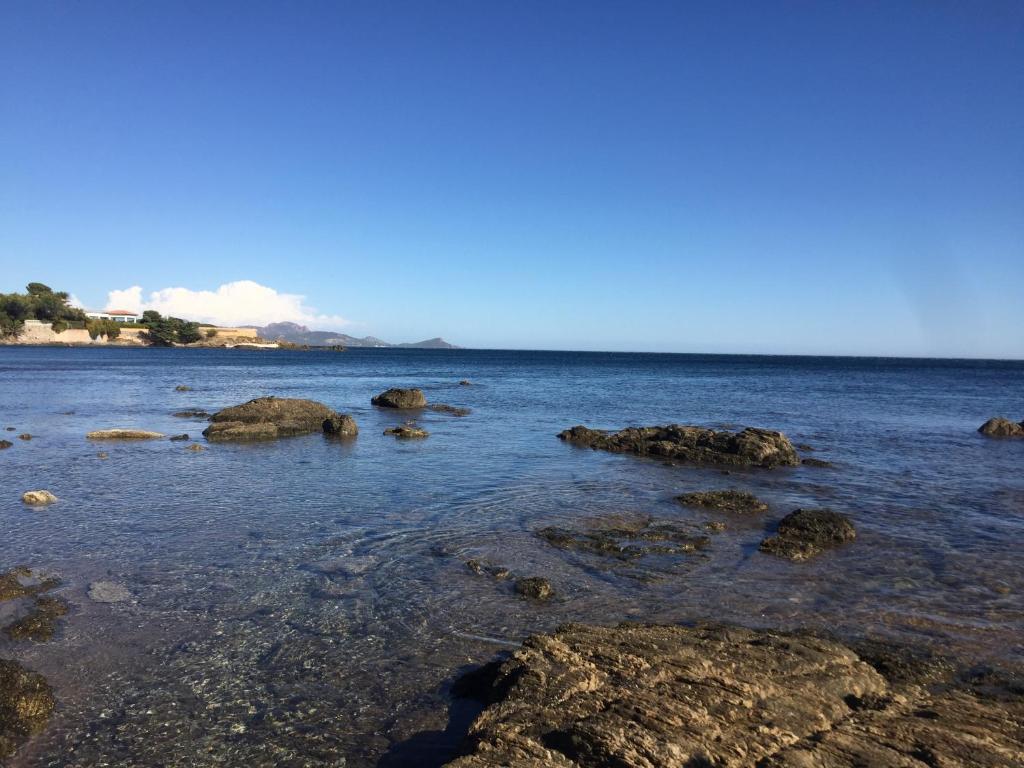 uma vista para o oceano com pedras na água em sol y mar 2 em Saint-Aygulf