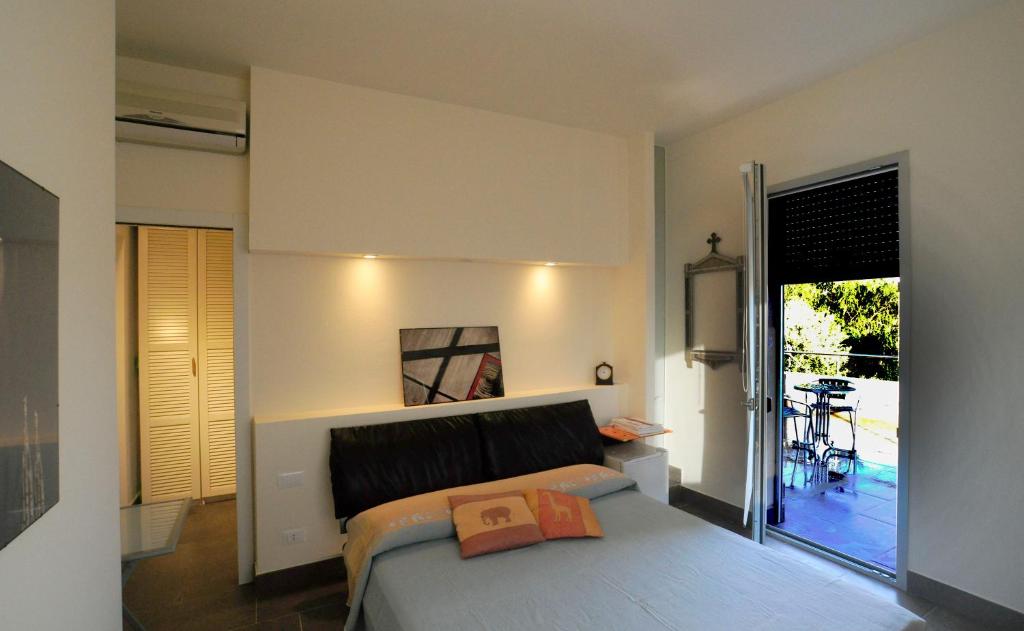 una camera con letto e vista su un patio di Art House Quartu - Margine Rosso a Quartu SantʼElena