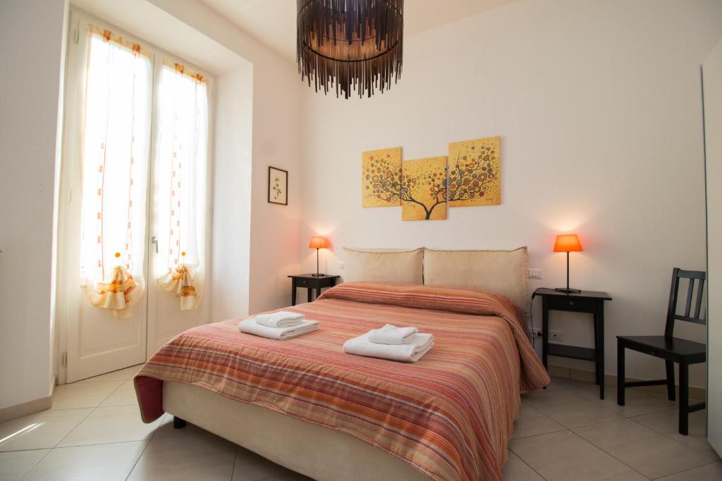 1 dormitorio con 1 cama con 2 toallas en Bronzino 53, en Florencia