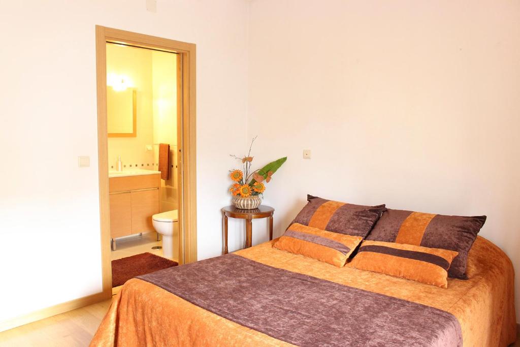 法蒂瑪的住宿－Conforto em Fátima，一间卧室设有一张床和一间浴室。