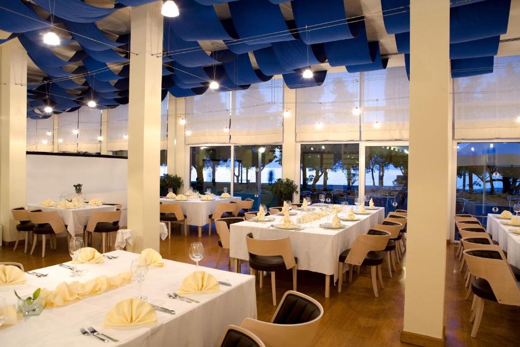 Reštaurácia alebo iné gastronomické zariadenie v ubytovaní Hotel Umag Plava Laguna