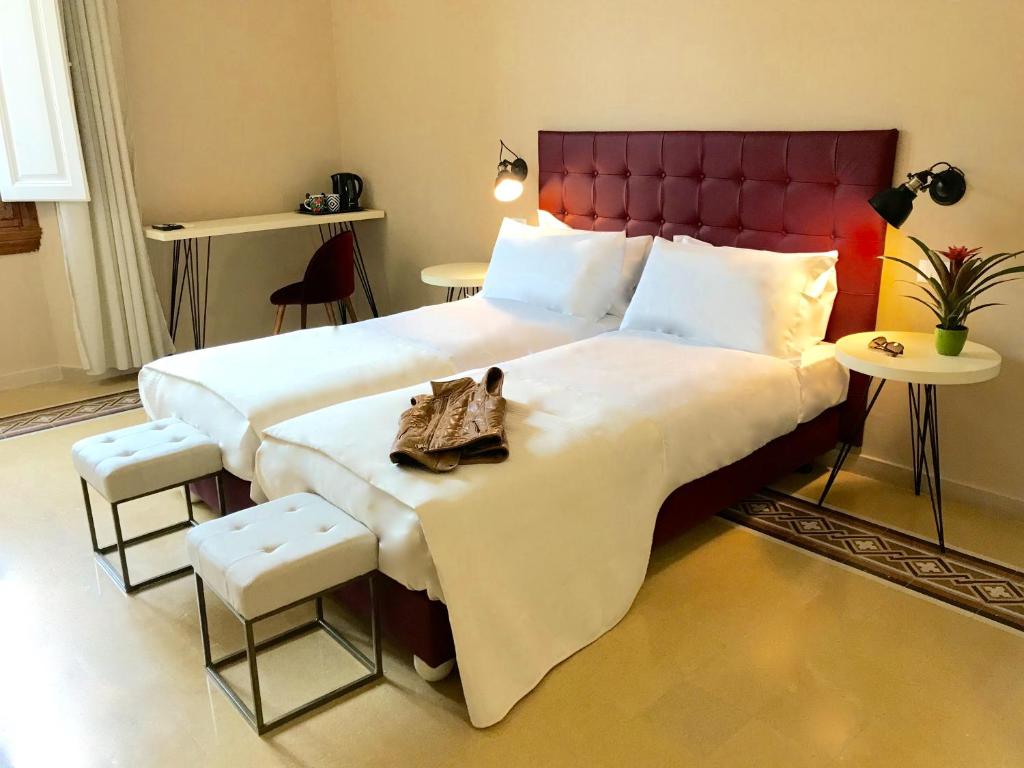 een slaapkamer met een groot bed met een rood hoofdeinde bij Guest House La Grancontessa in Florence