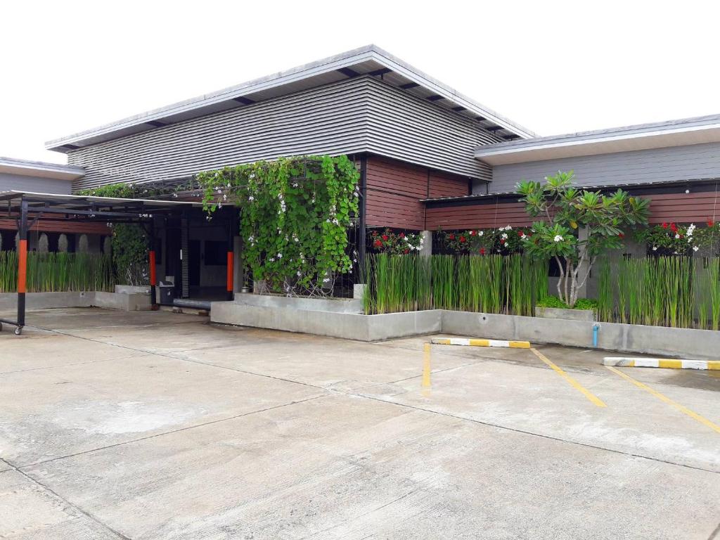 un bâtiment avec un parking en face de celui-ci dans l'établissement The Loft @Chiangrai, à Ban Du
