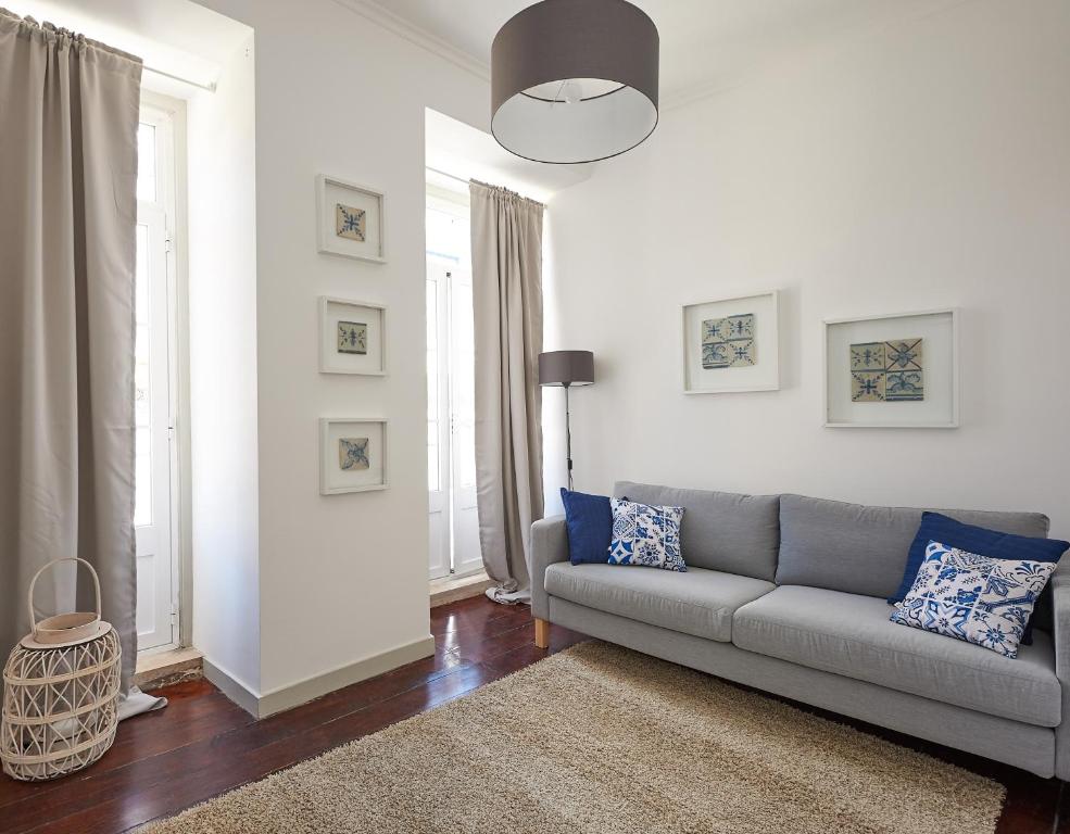 sala de estar con sofá y alfombra en Love inn Bairro Alto en Lisboa