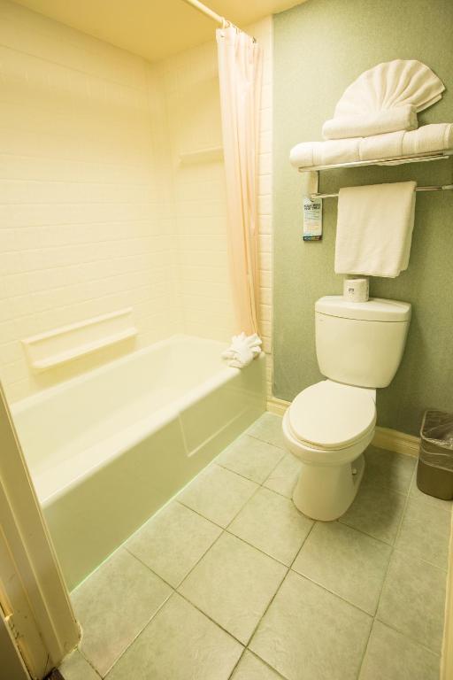 Anaheim Carriage Inn - Family Two-Bedroom - Non-Smoking