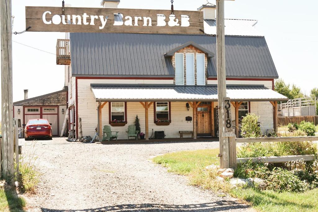 um edifício com um cartaz que lê o escritório da quinta rural em Country Barn B and B em Stirling