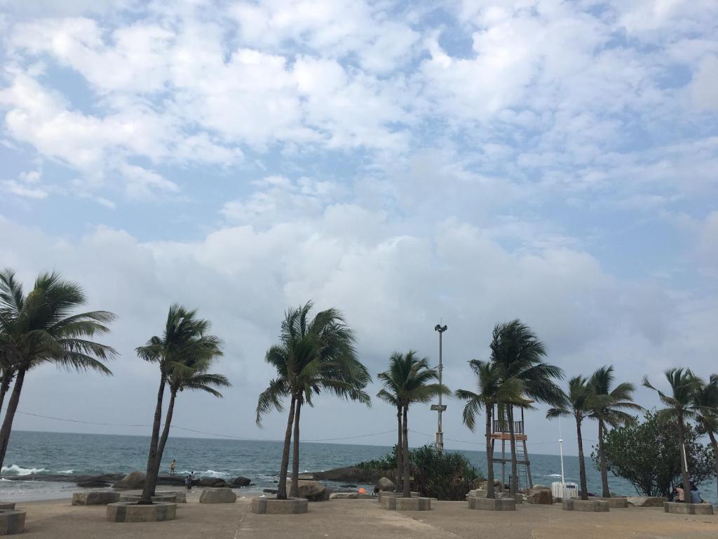 un grupo de palmeras en la playa en Sea Sand Sun Resort, en Ban Phe