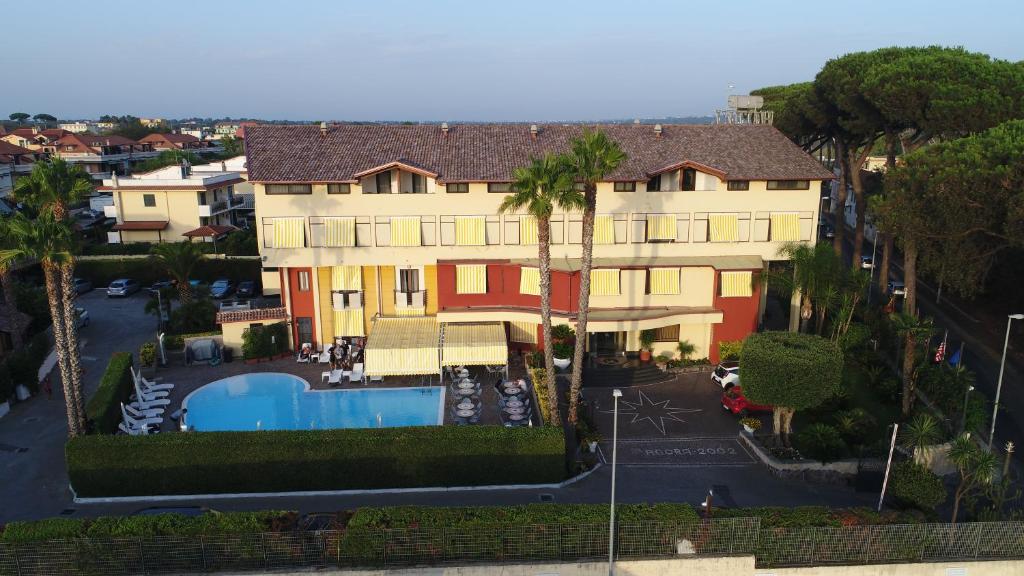 una vista aérea de un edificio con piscina en Hotel Agora Sure Hotel Collection by Best Western, en Lago Patria