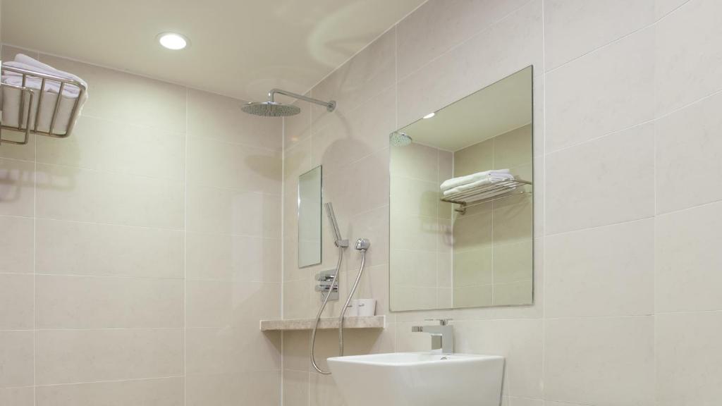 Koupelna v ubytování Rian Hotel