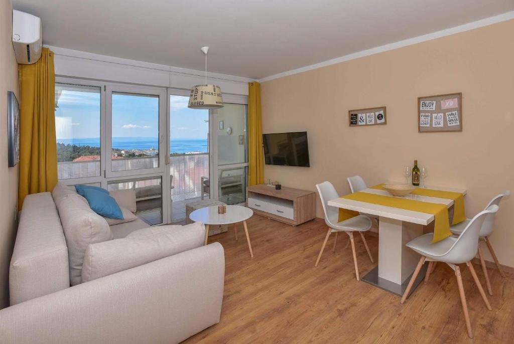 a living room with a couch and a table at Apartman Mate Luka in Makarska