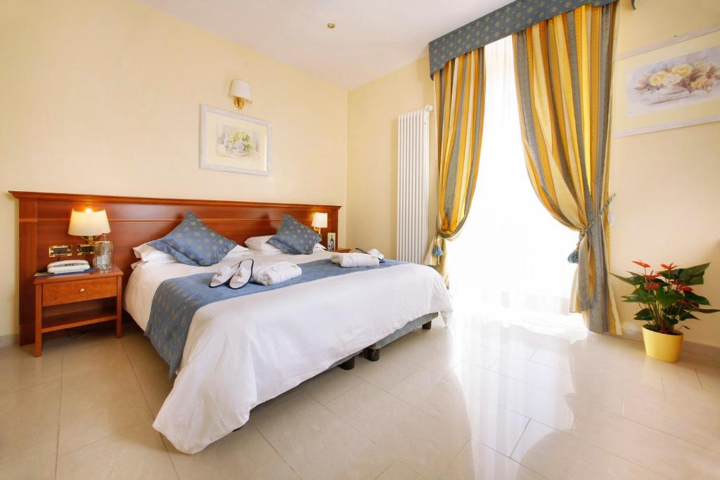 Postel nebo postele na pokoji v ubytování Hotel Ristorante Toscana