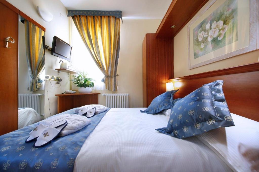 Postel nebo postele na pokoji v ubytování Hotel Ristorante Toscana