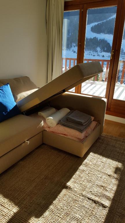 a cardboard box sitting in a living room with a window at Tarter Confort in El Tarter