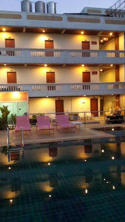 Bazén v ubytování Baan JPN Hotel nebo v jeho okolí