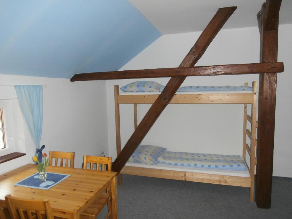 Palanda nebo palandy na pokoji v ubytování Penzion Zemanův Dvůr