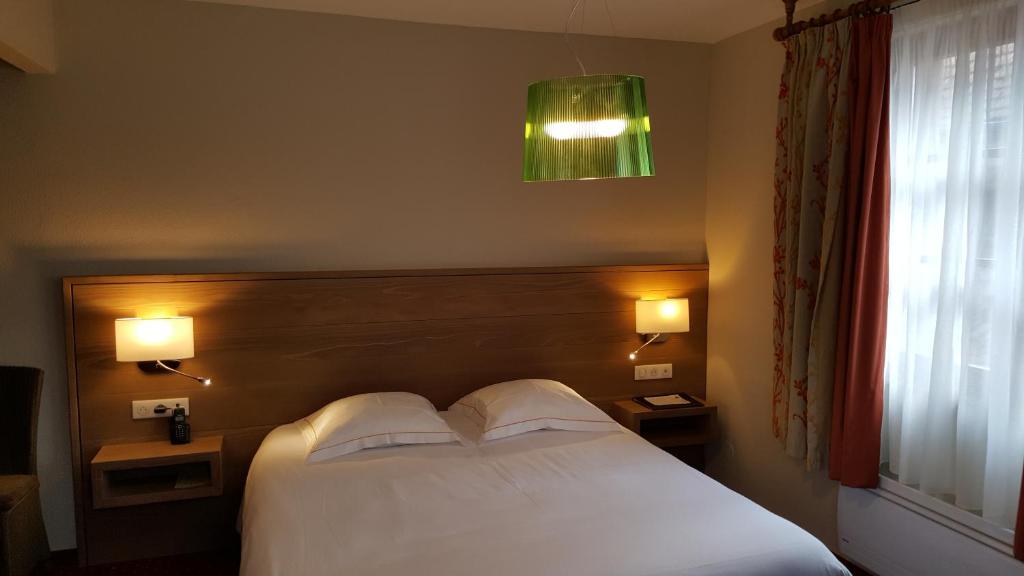 Postel nebo postele na pokoji v ubytování Hôtel Winzenberg