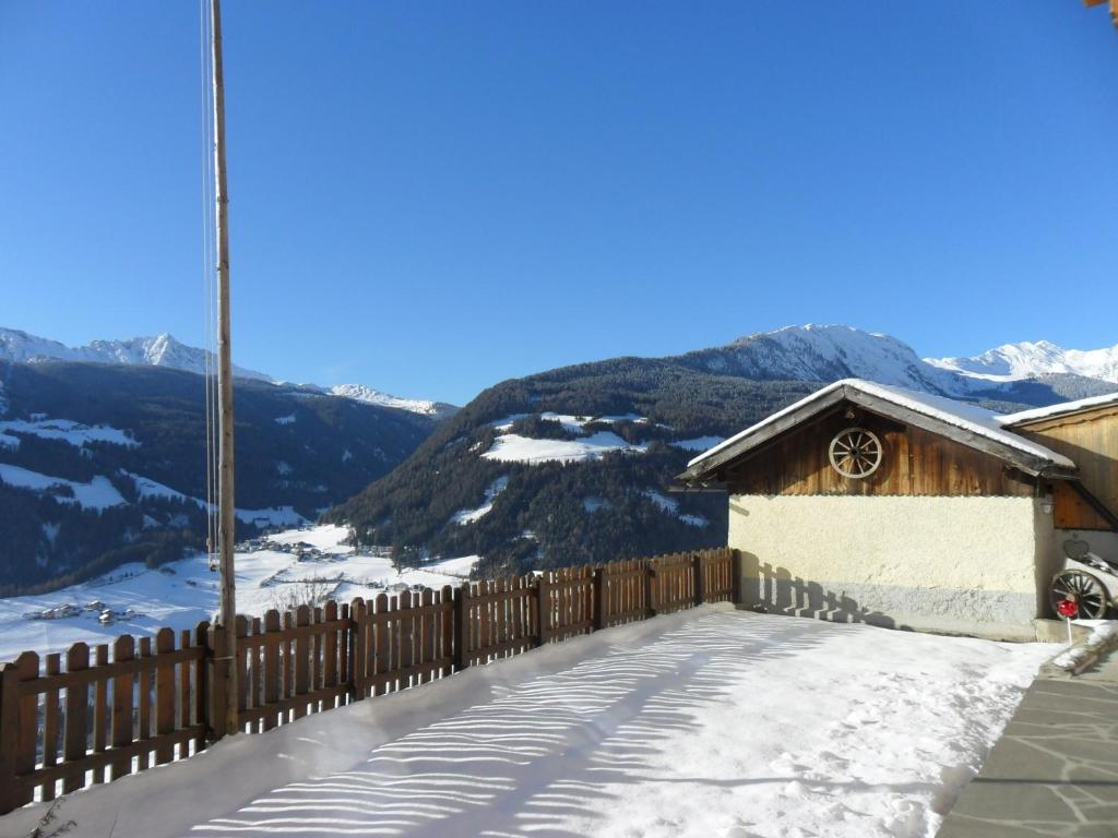 A general mountain view or a mountain view taken from az apartmanhoteleket
