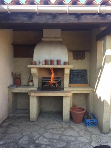 Le BoscにあるAu Soleil Levantの屋外オーブン(内側に火付)