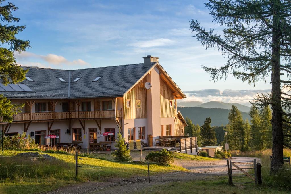 Afbeelding uit fotogalerij van JUFA Hotel Hochrindl in Hochrindl