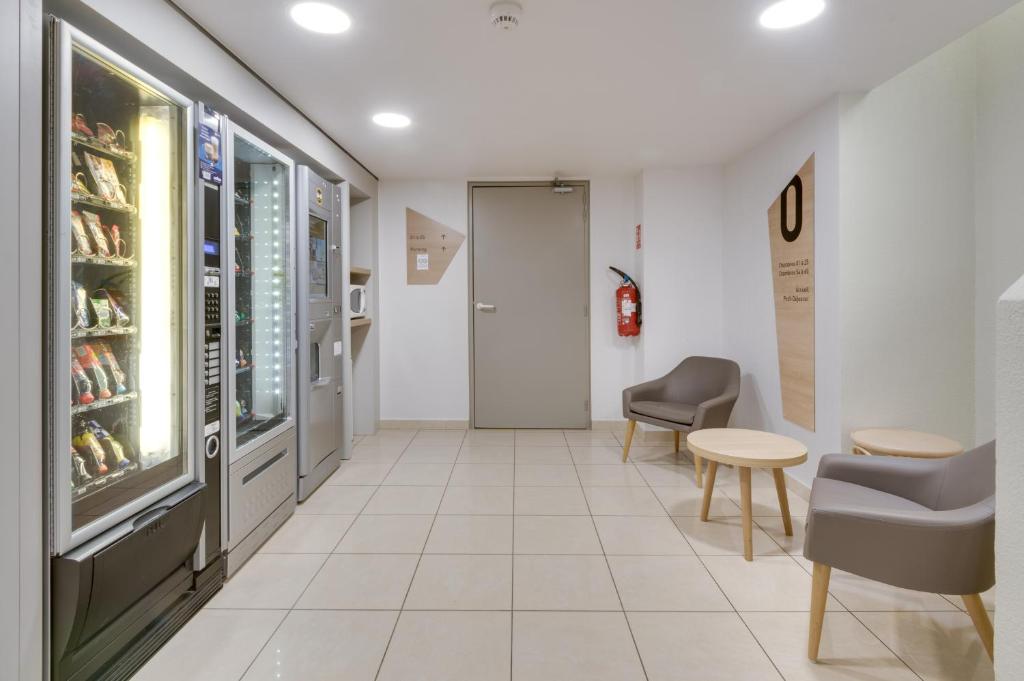 Kuchyň nebo kuchyňský kout v ubytování B&B HOTEL FREJUS Puget-sur-Argens