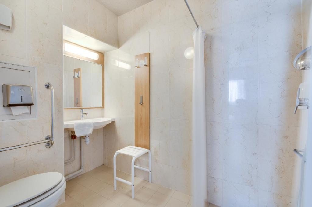 Koupelna v ubytování B&B HOTEL FREJUS Puget-sur-Argens