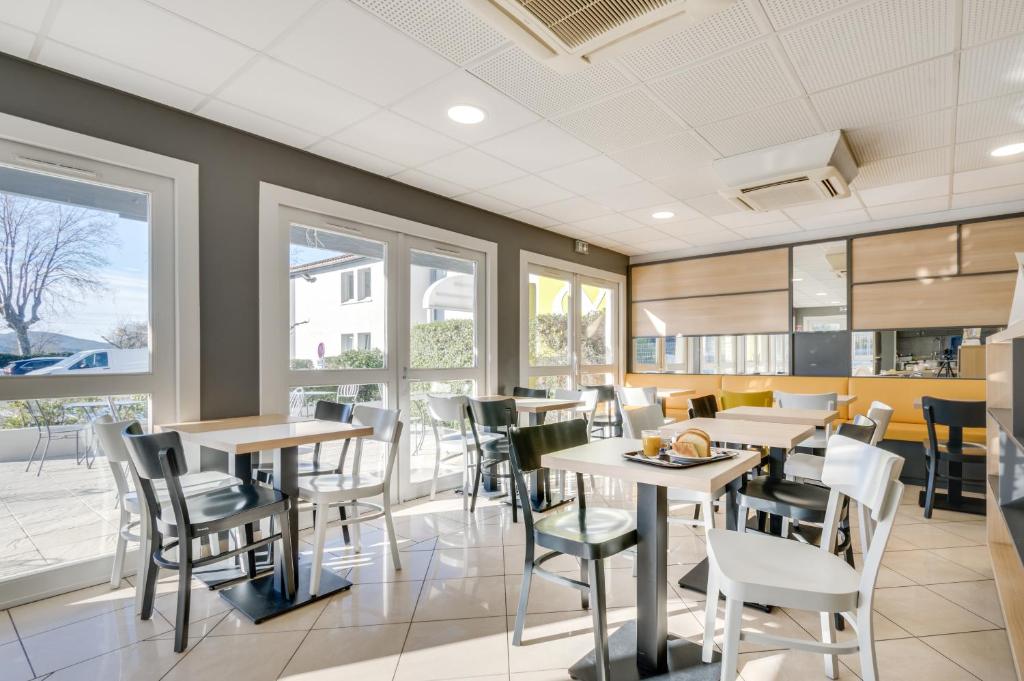 Posezení v ubytování B&B HOTEL FREJUS Puget-sur-Argens