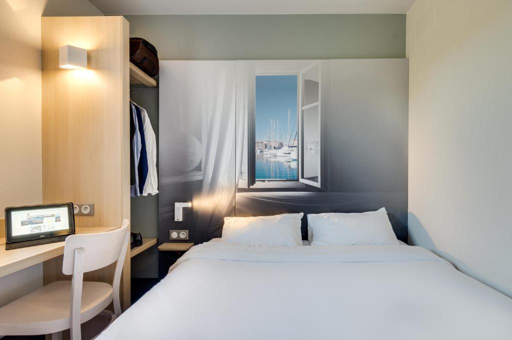 Postel nebo postele na pokoji v ubytování B&B HOTEL FREJUS Puget-sur-Argens