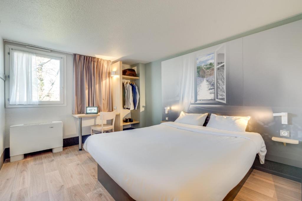 Postel nebo postele na pokoji v ubytování B&B HOTEL FREJUS Puget-sur-Argens