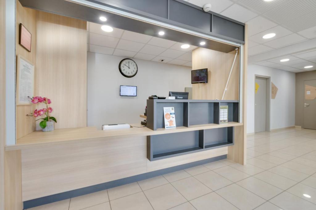 Kuchyň nebo kuchyňský kout v ubytování B&B HOTEL FREJUS Puget-sur-Argens