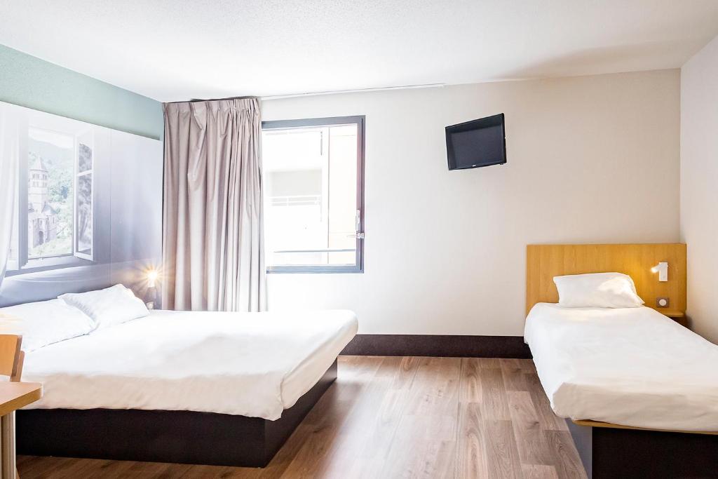 Postel nebo postele na pokoji v ubytování B&B HOTEL FREJUS Puget-sur-Argens