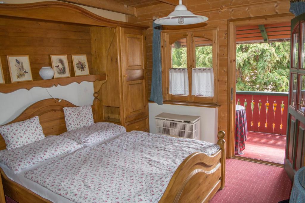 een slaapkamer met een bed in een houten kamer bij Garten Vendégház in Eger