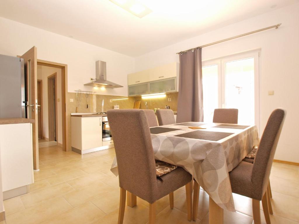 Kuchyňa alebo kuchynka v ubytovaní Apartments Stjepan 1573