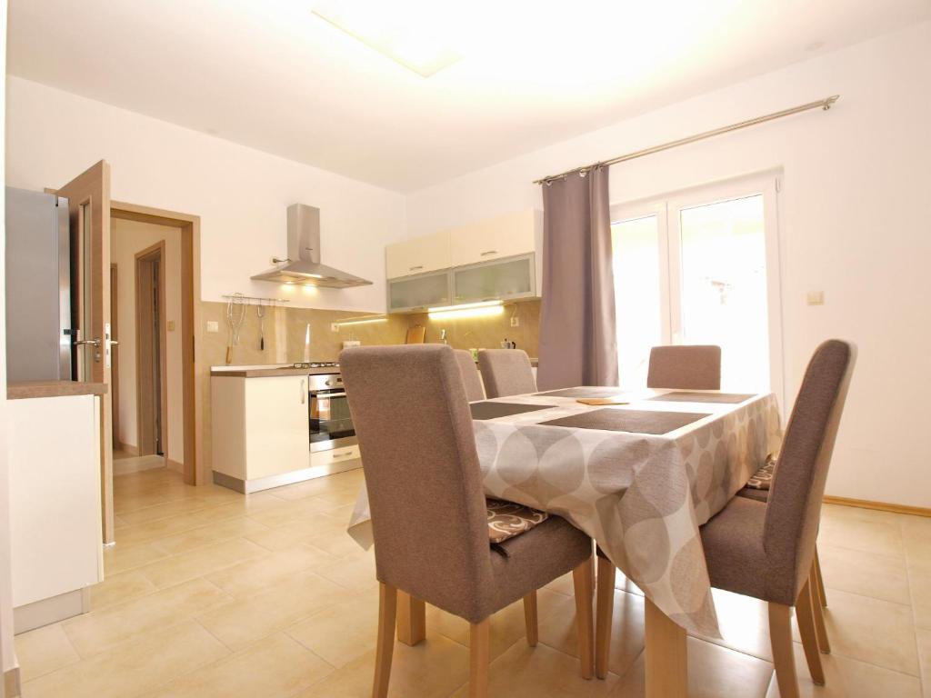 Kuchyňa alebo kuchynka v ubytovaní Apartments Stjepan 1573