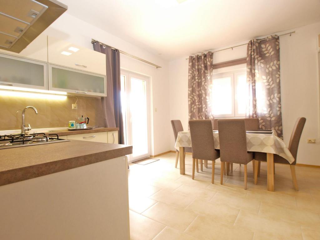 Kuchyňa alebo kuchynka v ubytovaní Apartments Stjepan 1573