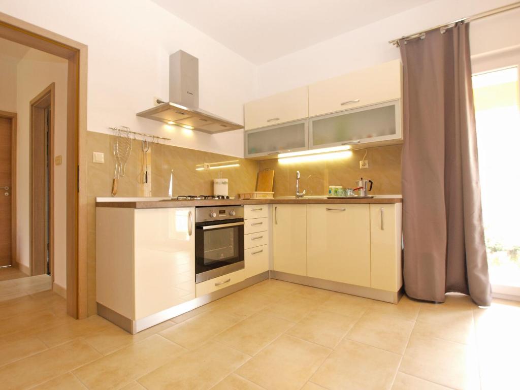 Kuchyňa alebo kuchynka v ubytovaní Apartments Stjepan 1573