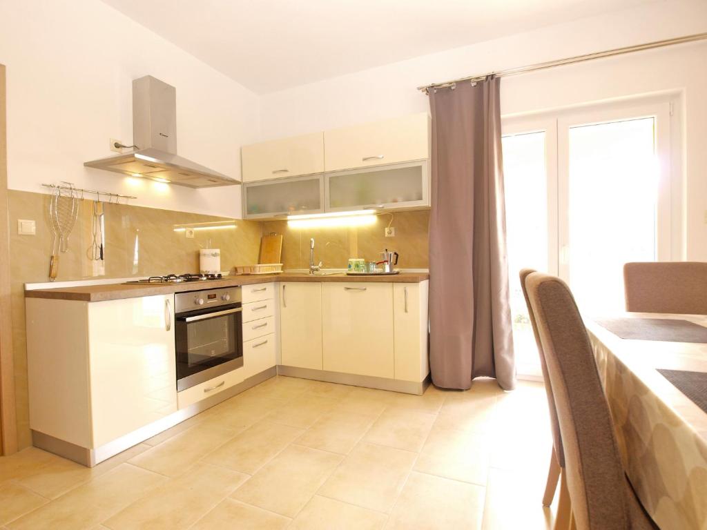 Kuchyňa alebo kuchynka v ubytovaní Apartments Stjepan 1573