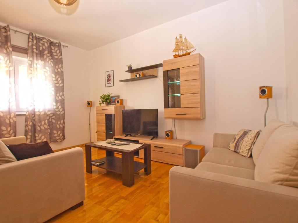 Televízia a/alebo spoločenská miestnosť v ubytovaní Apartments Stjepan 1573