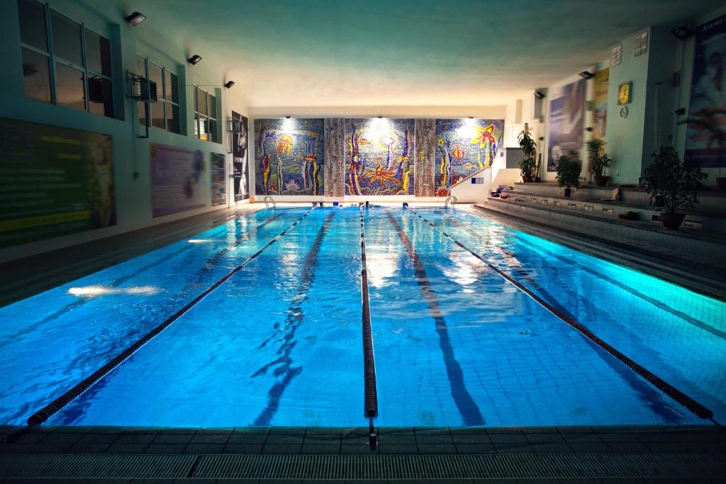 利維夫的住宿－LH酒店及Spa，一座拥有蓝色灯光的大型游泳池