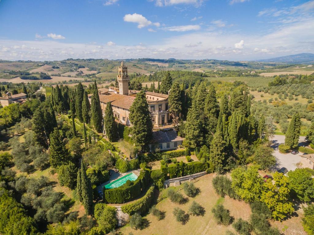 una vista aérea de una mansión con árboles en Castello di Montegufoni by PosarelliVillas en Montagnana Val di Pesa