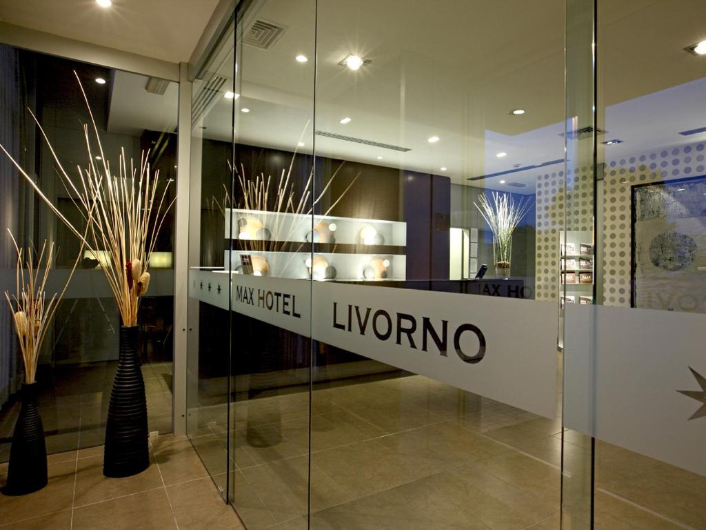 Max Hotel Livorno في ليفورنو: لوبي مع لافتة مكتوب عليها livonia في مبنى