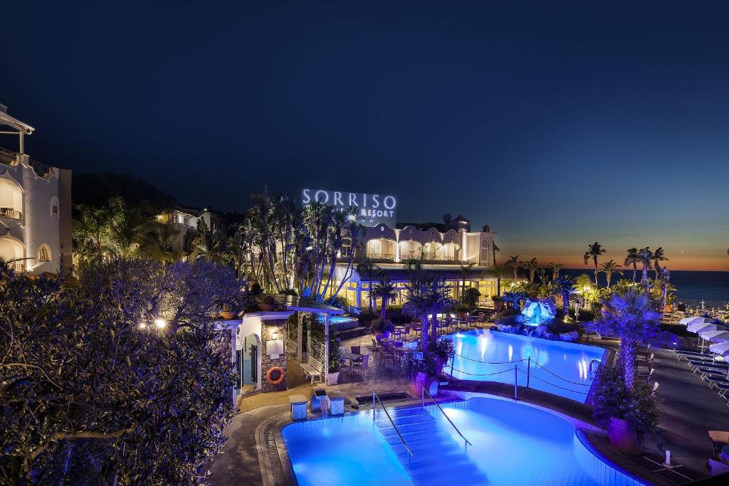 una piscina notturna in un resort con luci di Sorriso Thermae Resort & Spa a Ischia