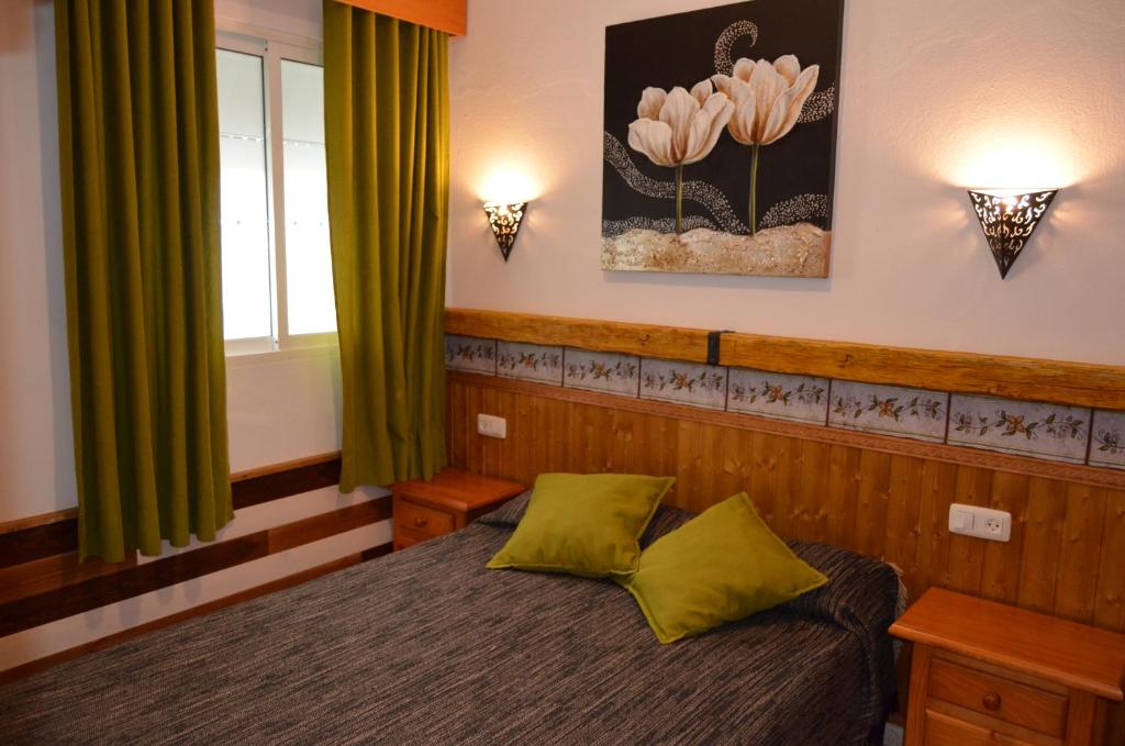コニル・デ・ラ・フロンテーラにあるLas Cañas Iのベッドルーム1室(ベッド1台、緑のカーテン2枚付)