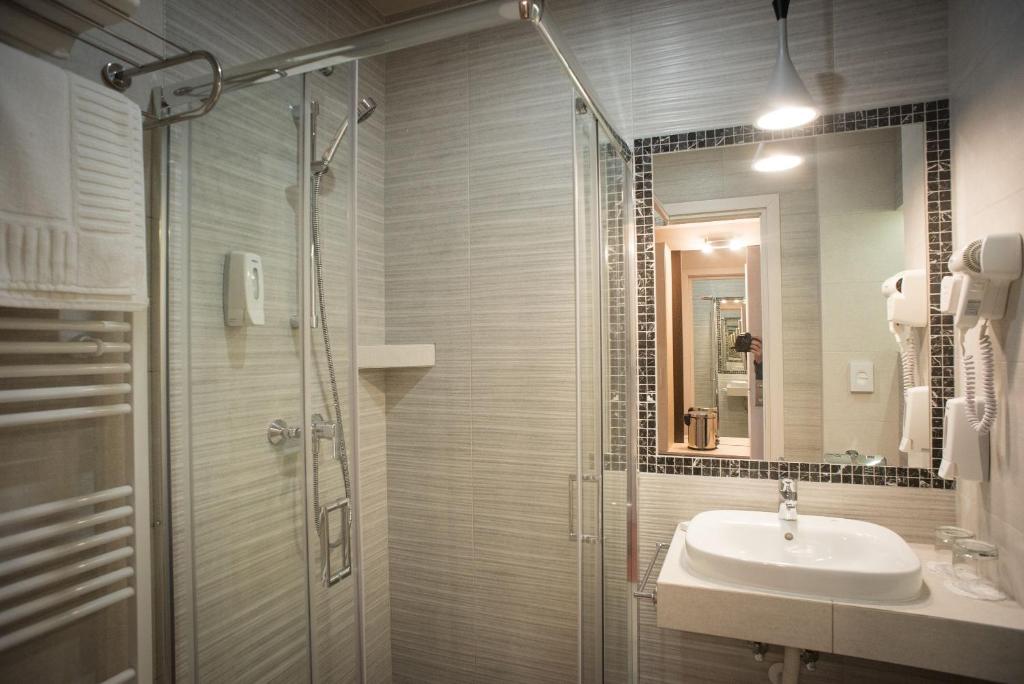 Koupelna v ubytování Homorod Hotel