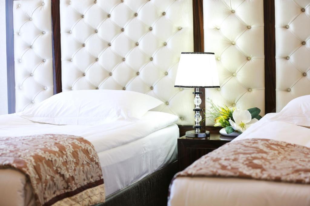Postel nebo postele na pokoji v ubytování Plaza Hotel Bishkek
