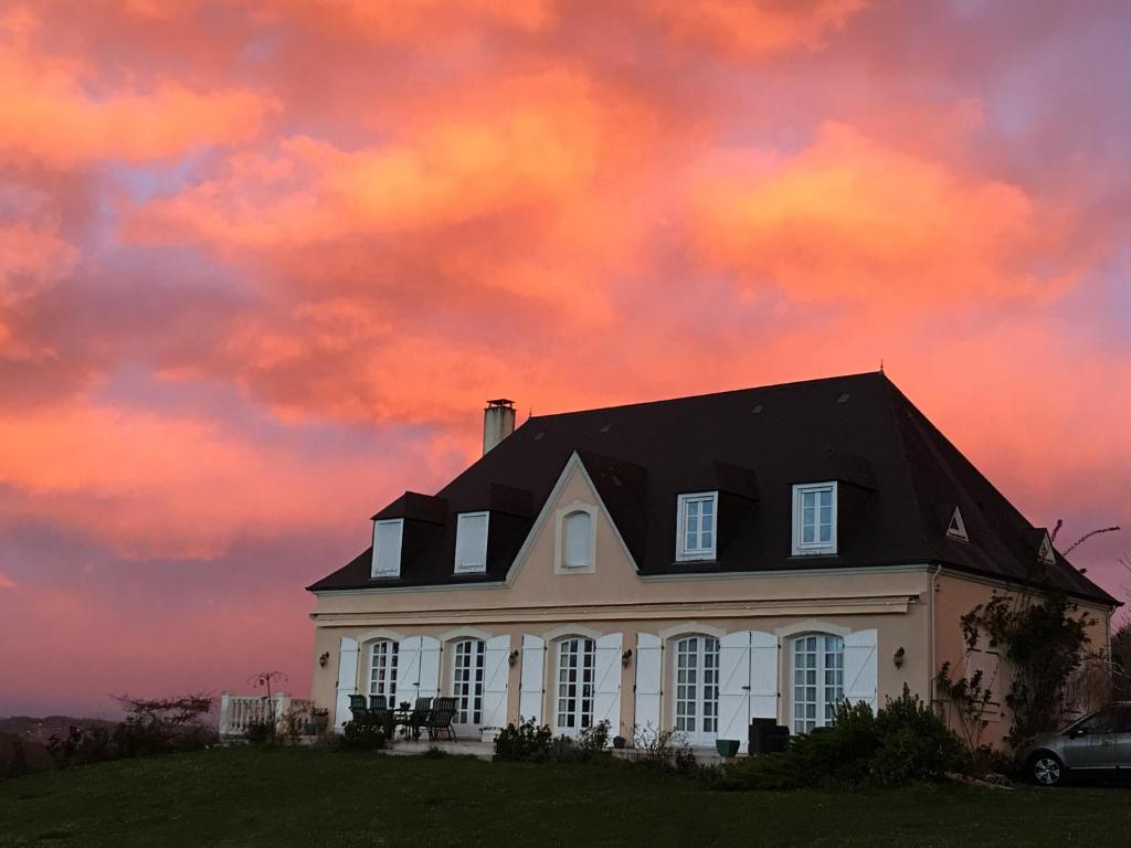 Východ nebo západ slunce při pohledu z bed and breakfast nebo okolí