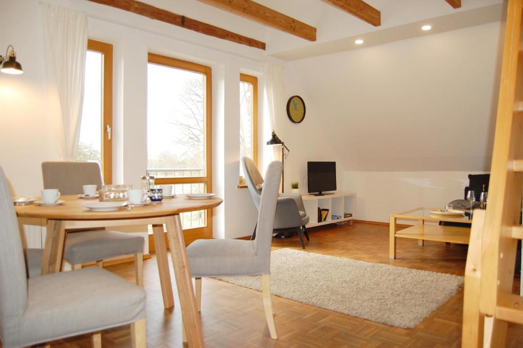 sala de estar con mesa y sillas en una habitación en Landurlaub auf Hinners-Hoff, en Bendingbostel