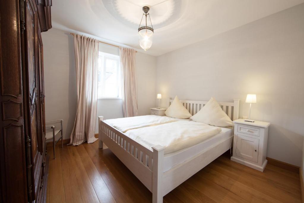Postel nebo postele na pokoji v ubytování Weingut & Gästehaus GiwerGreif