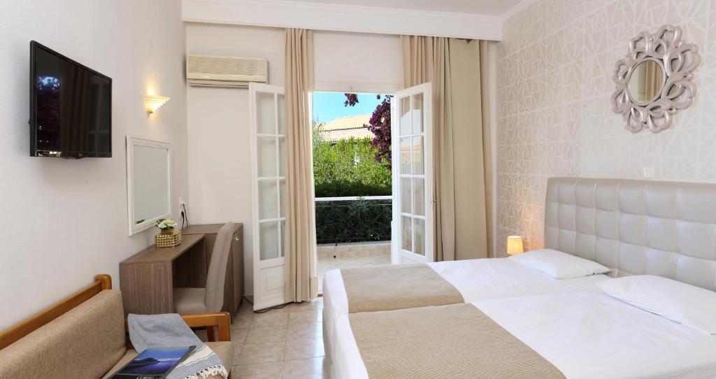 Postel nebo postele na pokoji v ubytování Nefeli Hotel